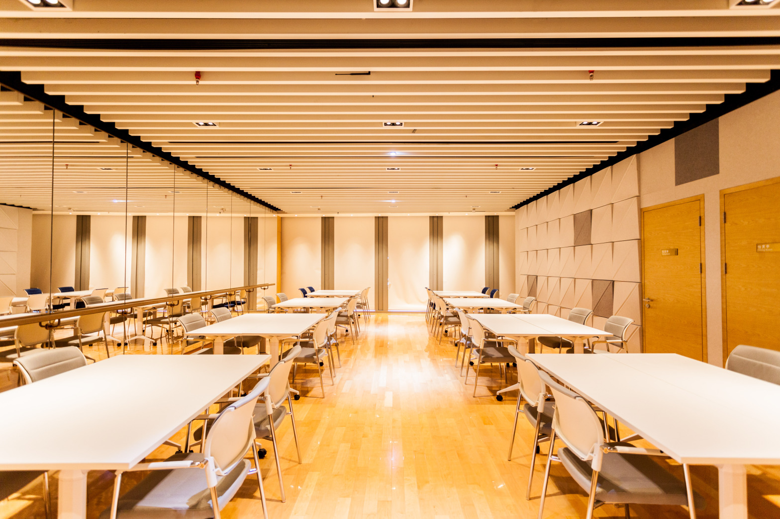 【德事商务中心（周大福金融中心8楼）70人多功能厅】广州办公场地租赁_联合办公租赁