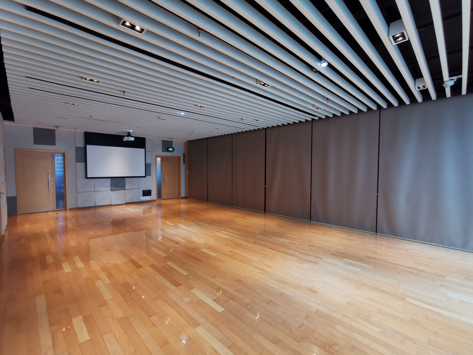 【德事商务中心（周大福金融中心8楼）70人多功能厅】广州办公场地租赁_联合办公租赁