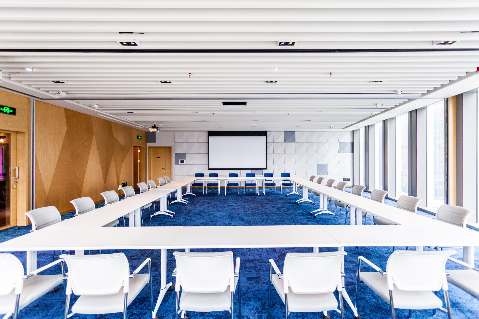 【德事商务中心（周大福金融中心8楼）90人会议室（ A+B厅）】广州办公场地租赁_联合办公租赁