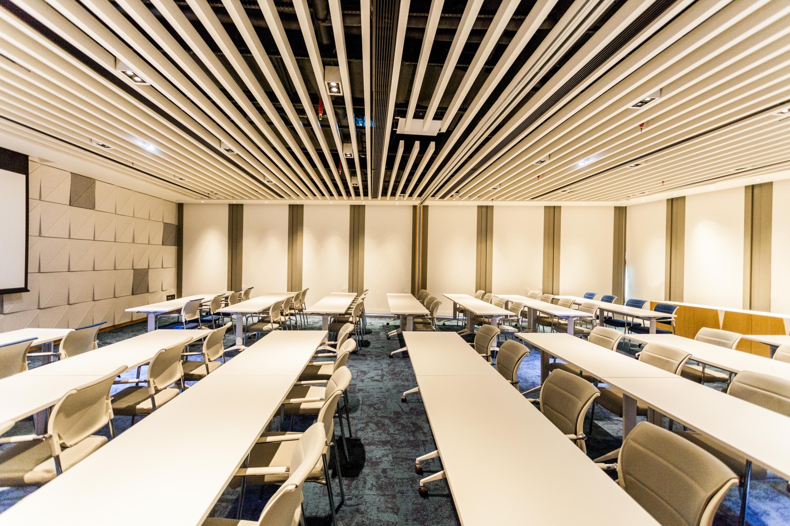 【德事商务中心（周大福金融中心8楼）90人会议室（ A+B厅）】广州办公场地租赁_联合办公租赁