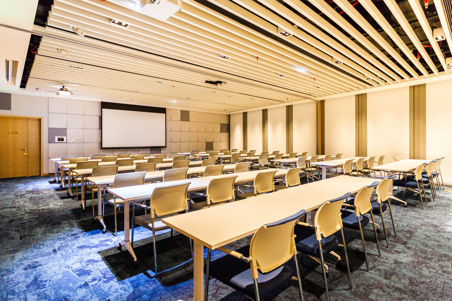 【德事商务中心（周大福金融中心8楼）90人会议室（ A+B厅）】广州办公场地租赁_联合办公租赁