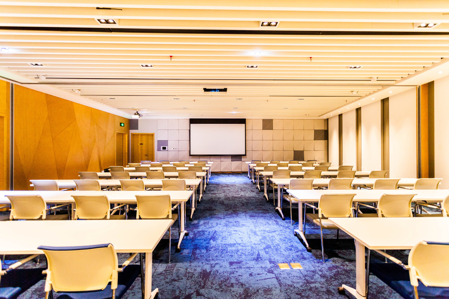 【德事商务中心（周大福金融中心8楼）90人会议室（ A+B厅）】广州办公场地租赁_联合办公租赁