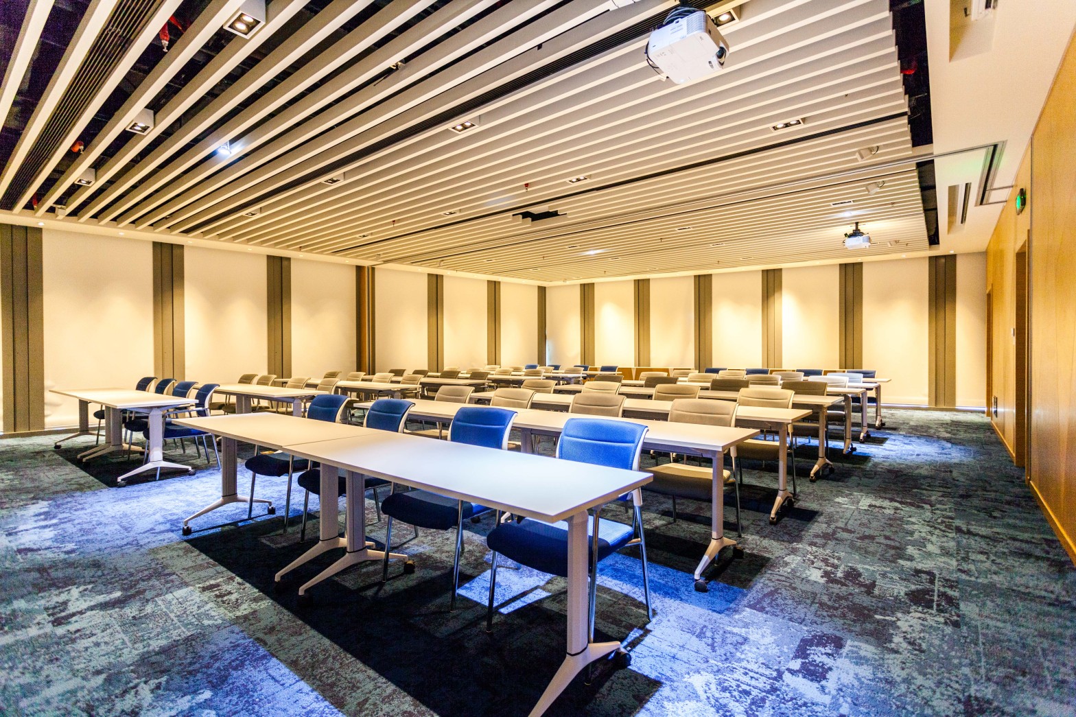 【德事商务中心（周大福金融中心8楼）90人会议室（ A+B厅）】广州办公场地租赁_联合办公租赁