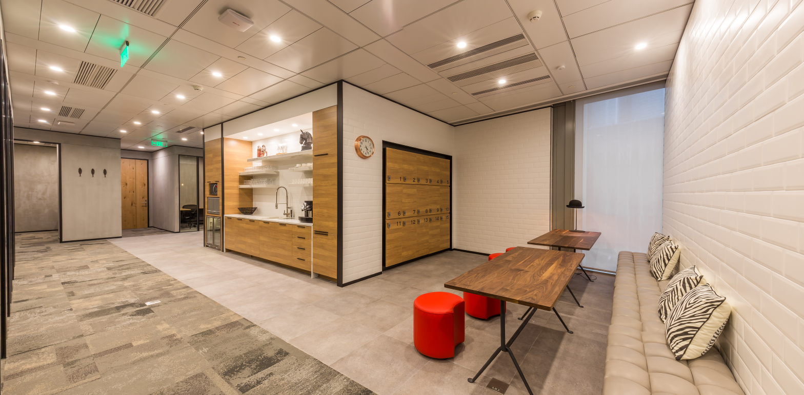 【德事商务中心（周大福金融中心9楼）日租工位】广州办公场地租赁_联合办公租赁