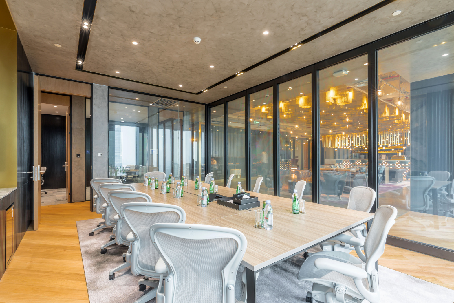 【德事商务中心（周大福金融中心38楼）20人会议室（38A）】广州办公场地租赁_联合办公租赁