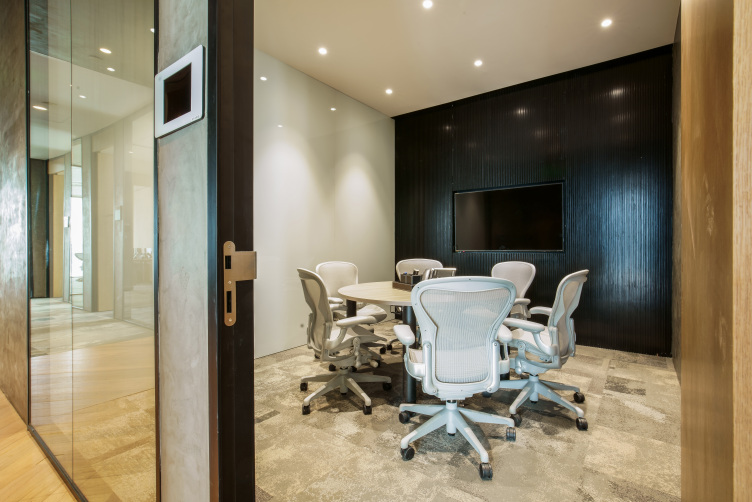 【德事商务中心（周大福金融中心8楼）40人会议室B厅】广州办公场地租赁_联合办公租赁