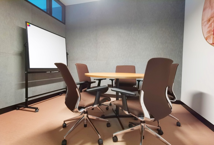 广州目林联合办公环球都会空间6人会议室