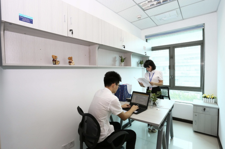 创富港（苍松大厦(18楼)2人办公室