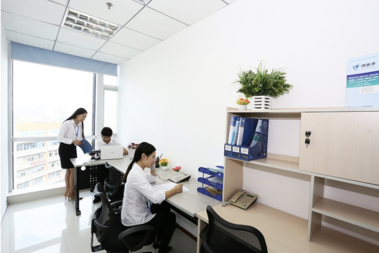 创富港（泰然工业园213栋(6楼)4人办公室