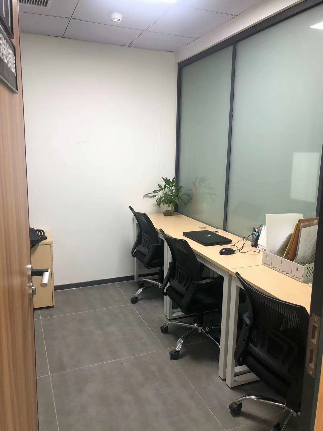 【创富港（花样年美年国际广场1栋(6楼)3人办公室】深圳办公场地租赁_联合办公租赁