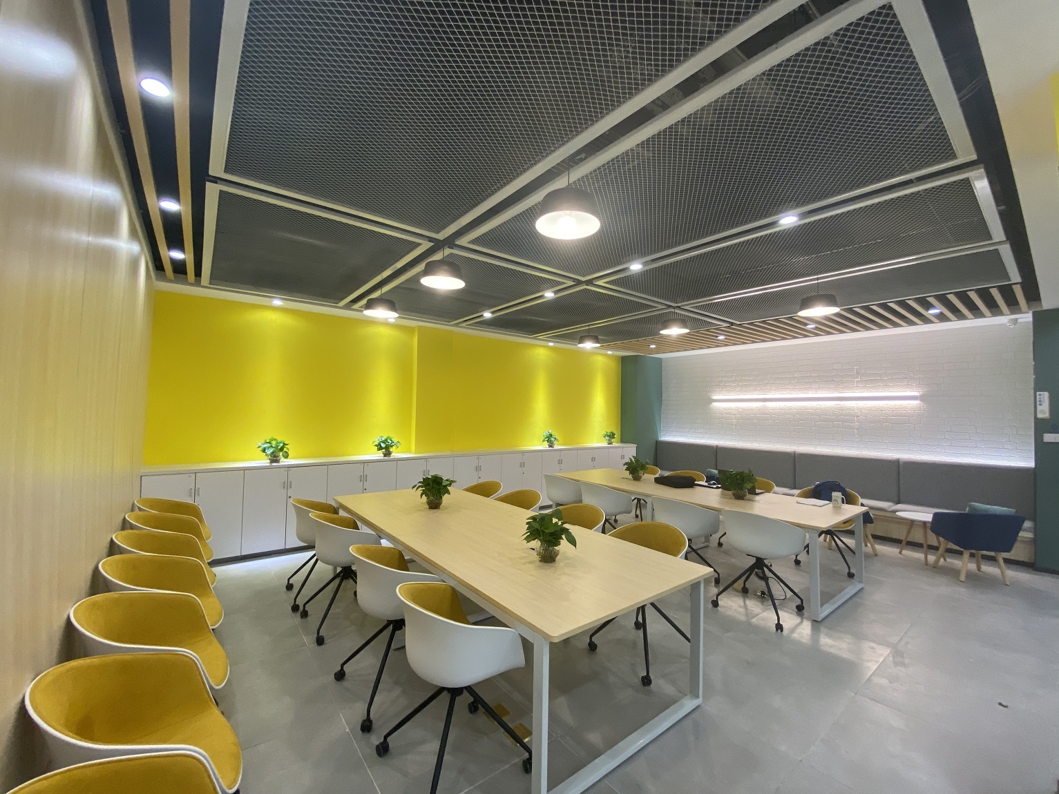 【创富港（华丽苑1楼）12人办公室】广州办公场地租赁_联合办公租赁