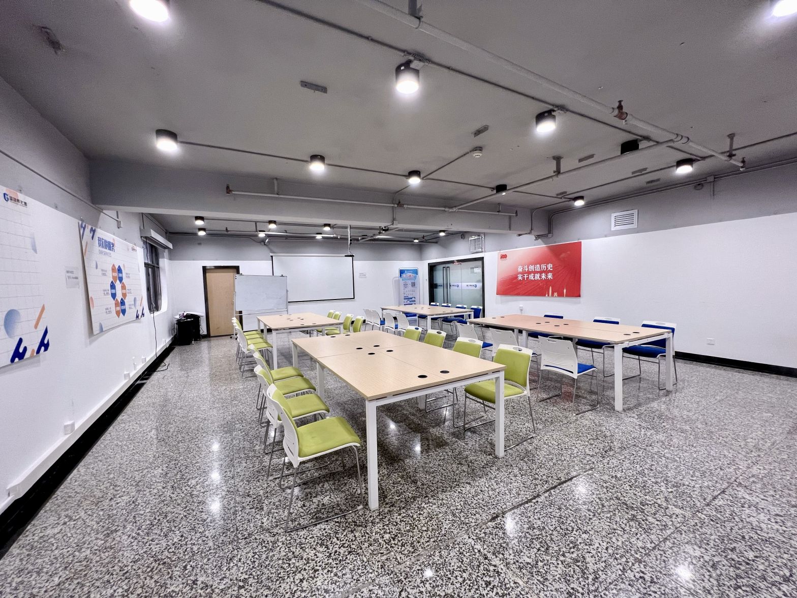 【国创·合众创工场30~50人多功能大会议室】广州办公场地租赁_联合办公租赁