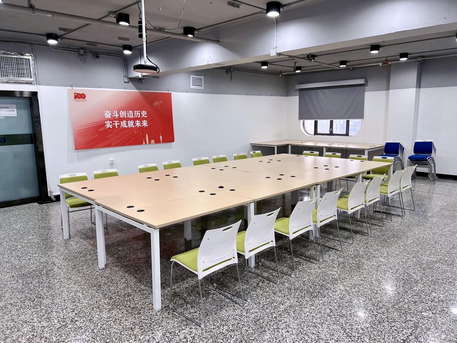 【国创·合众创工场30~50人多功能大会议室】广州办公场地租赁_联合办公租赁