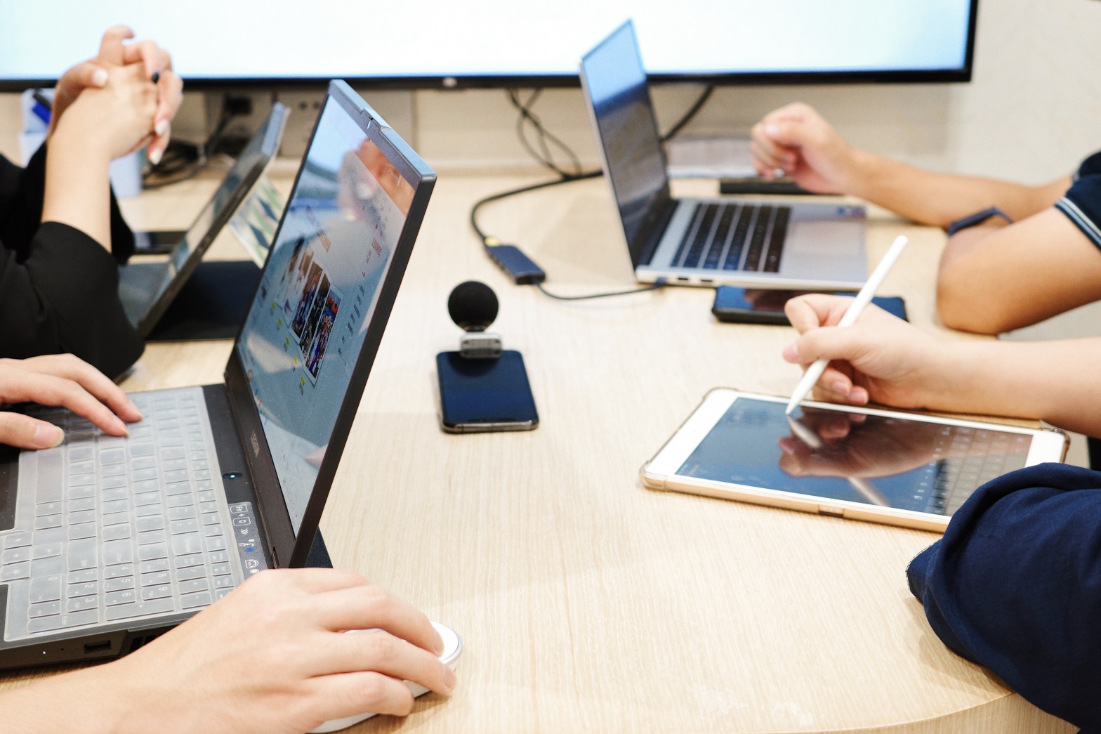 【星维路XVALUE豪威科技大厦13F 13人双采光办公间】深圳办公场地租赁_联合办公租赁