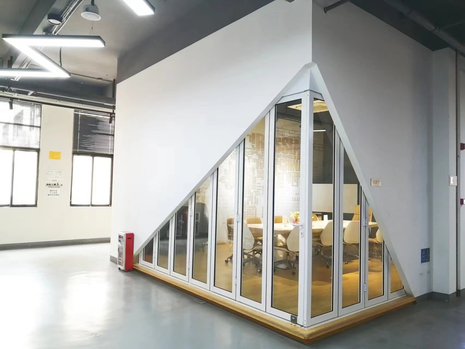 【百汇天地20人会议室】广州办公场地租赁_联合办公租赁