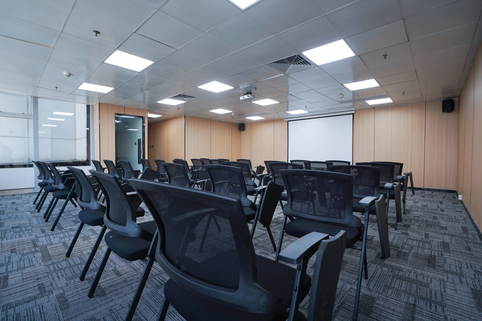 【启恒星创孵化器 30人路演厅】广州办公场地租赁_联合办公租赁