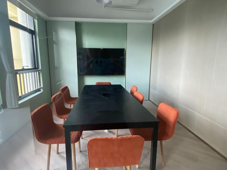 【侨光商业中心7人会议室】珠海办公场地租赁_联合办公租赁