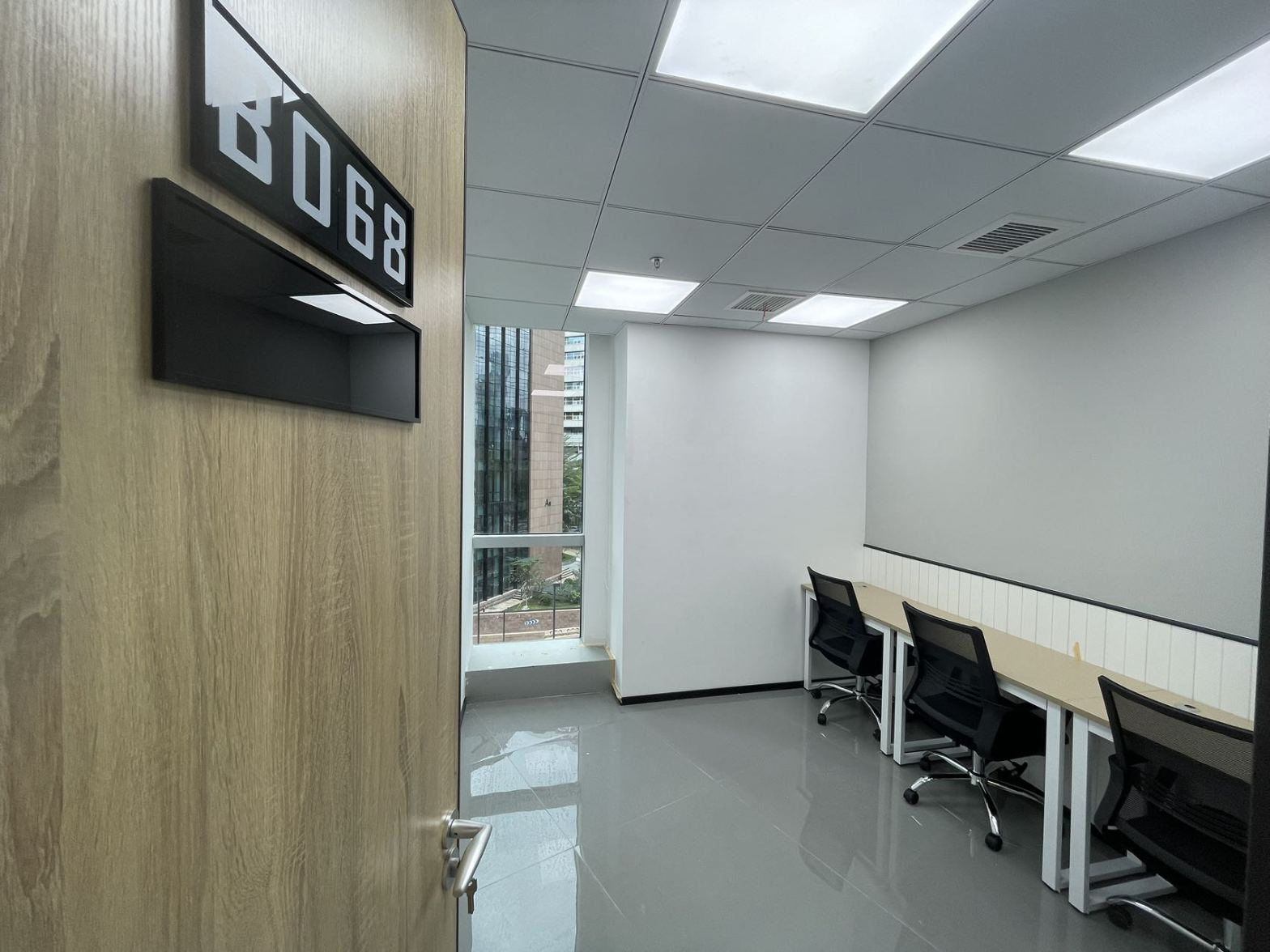 【创富港（方大大厦）个人卡位日租】深圳办公场地租赁_联合办公租赁