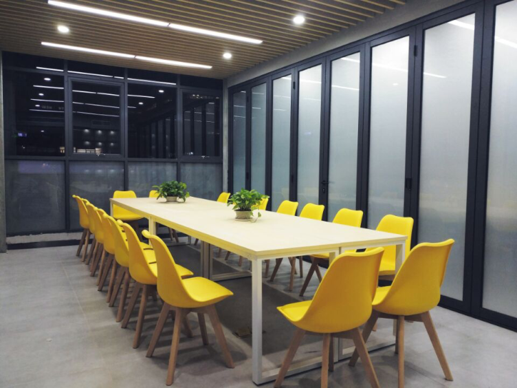 【创富港（永新汇中心(5、6楼)  8人会议室】深圳办公场地租赁_联合办公租赁