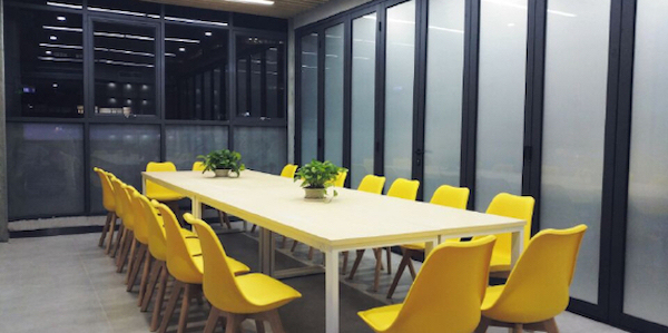 【创富港（永新汇中心(5、6楼)  8人会议室】深圳办公场地租赁_联合办公租赁