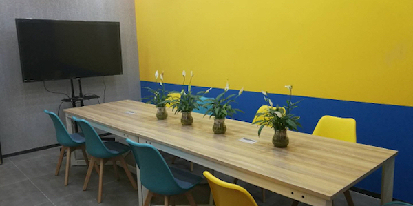 【创富港（1983创意小镇A1栋2、3、4层)10人会议室】深圳办公场地租赁_联合办公租赁