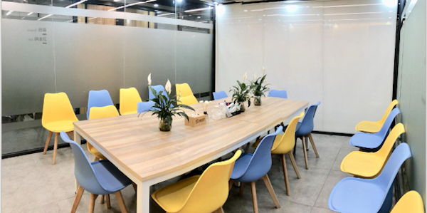 创富港（新城市花园1栋2层)  10人会议室