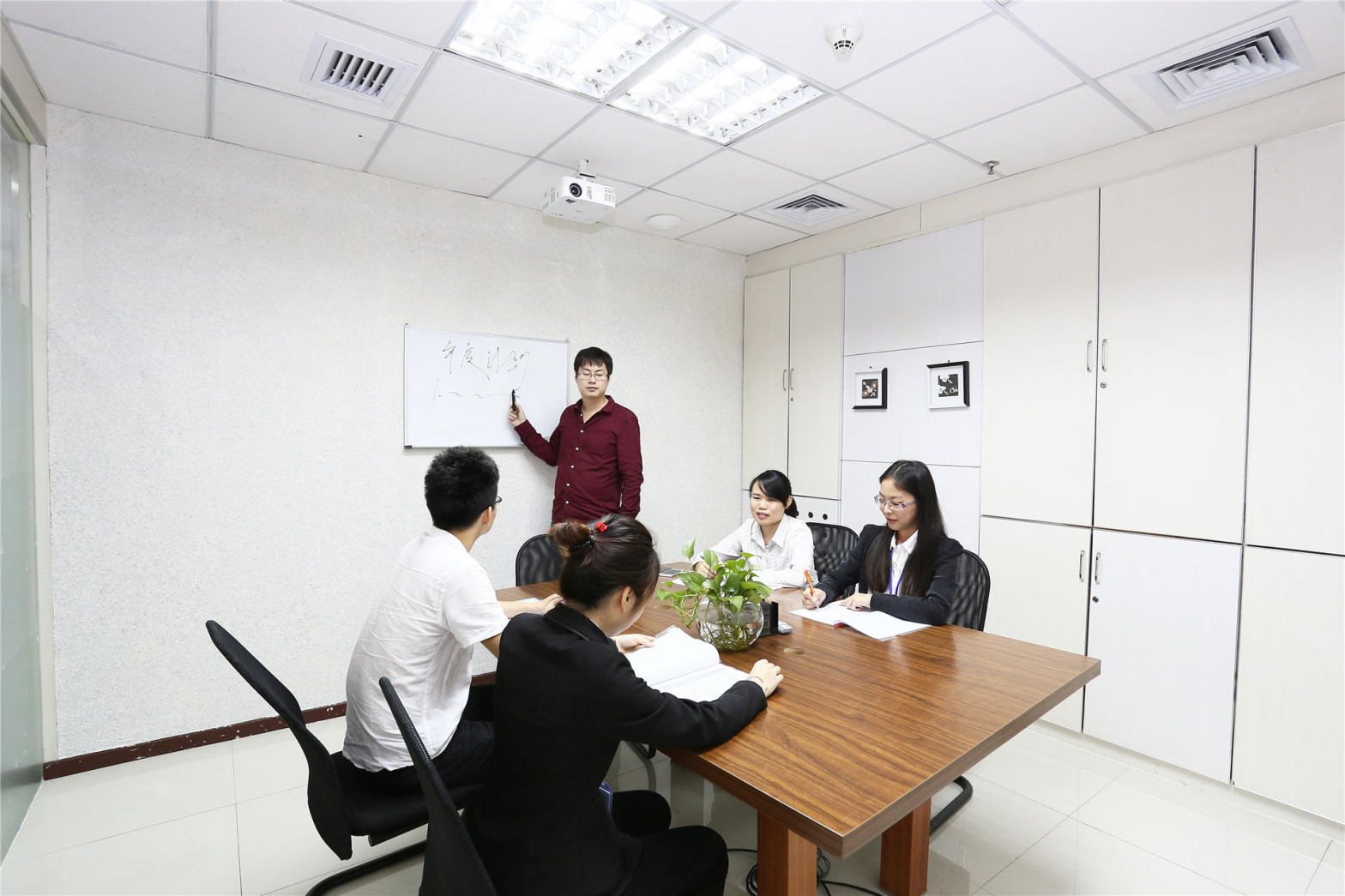【创富港（天祥大厦C座(13楼)  8人会议室】深圳办公场地租赁_联合办公租赁