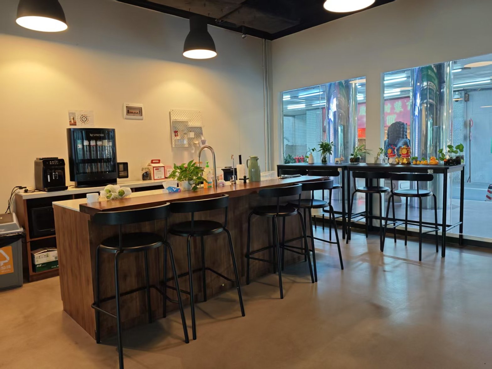 【晌午匠人坊 时租工位（高脚桌）】广州办公场地租赁_联合办公租赁