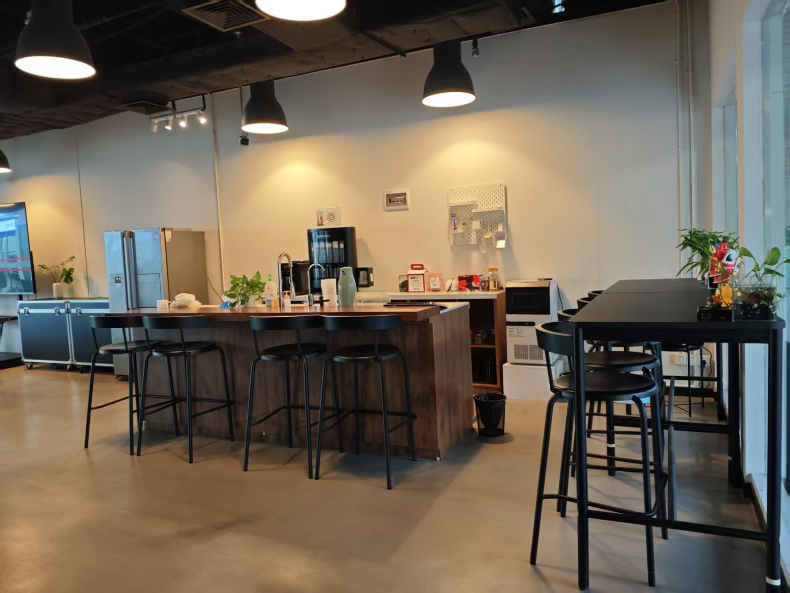 【晌午匠人坊 时租工位（高脚桌）】广州办公场地租赁_联合办公租赁