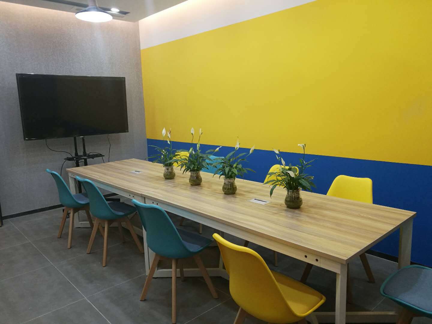 【创富港（1983创意小镇A1栋2、3、4层)10人会议室】深圳办公场地租赁_联合办公租赁