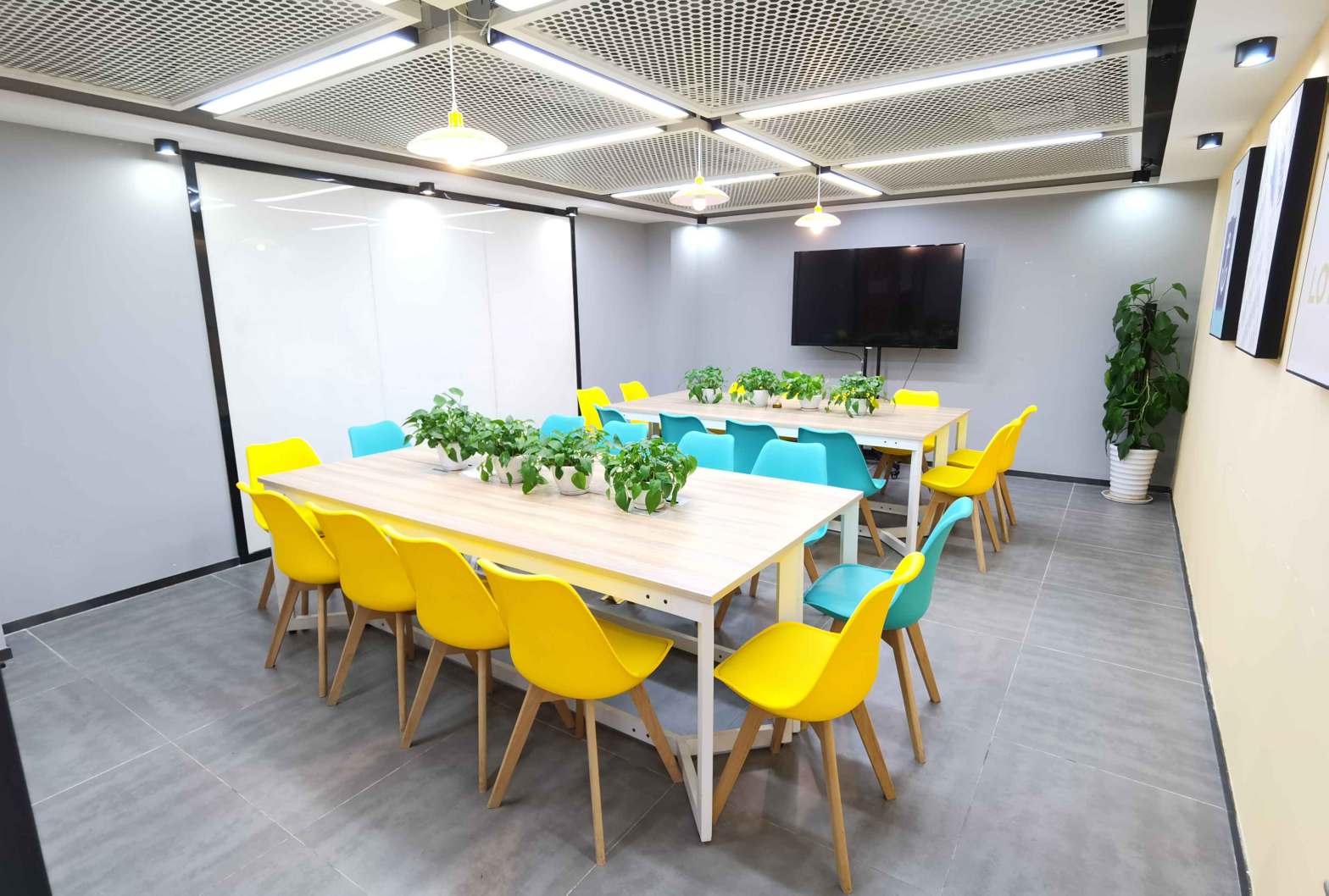 【创富港（东方商务大厦7楼)  25-30人会议室】深圳办公场地租赁_联合办公租赁