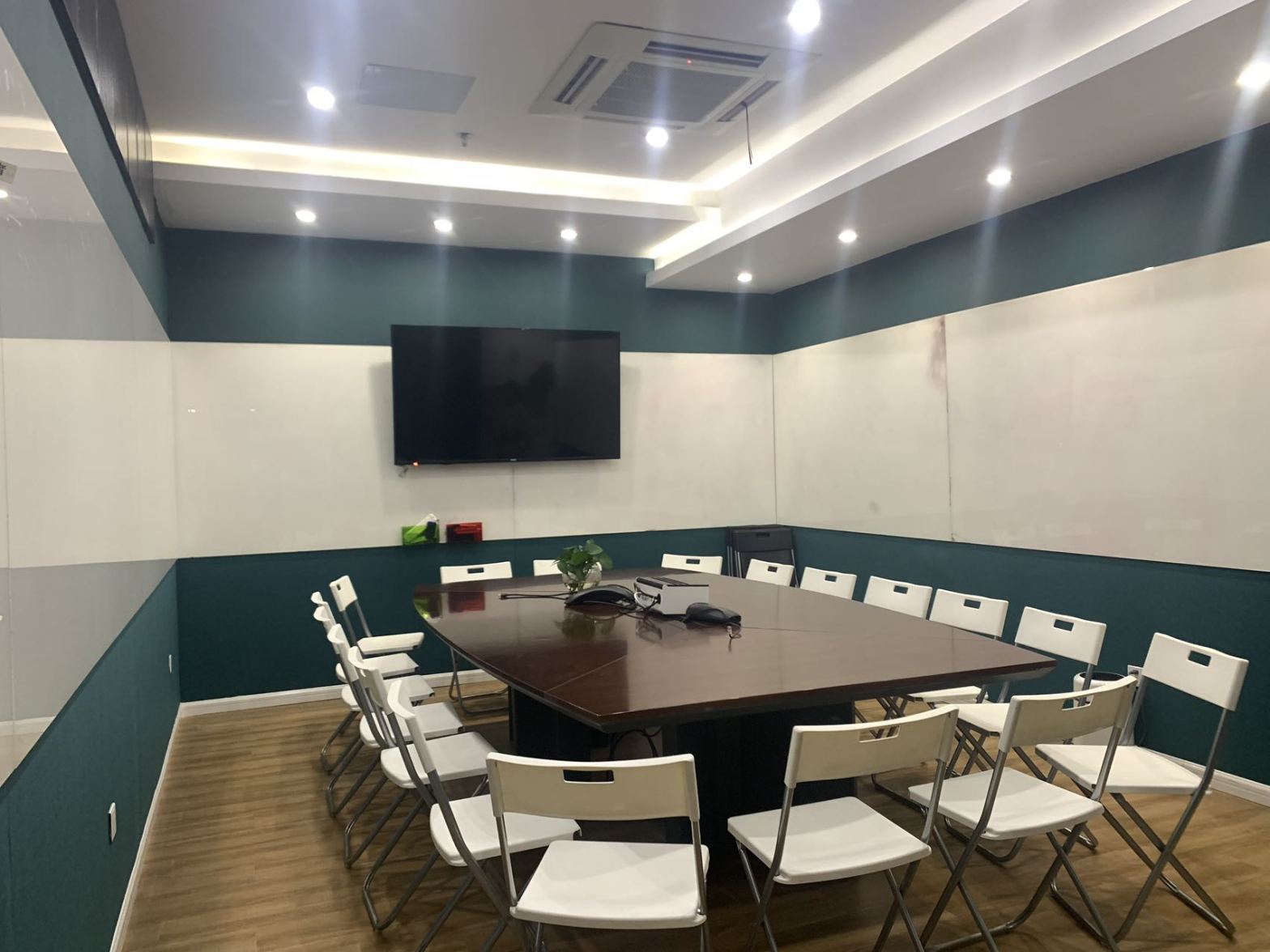 【马克沪众创空间12人间（有窗）】上海办公场地租赁_联合办公租赁