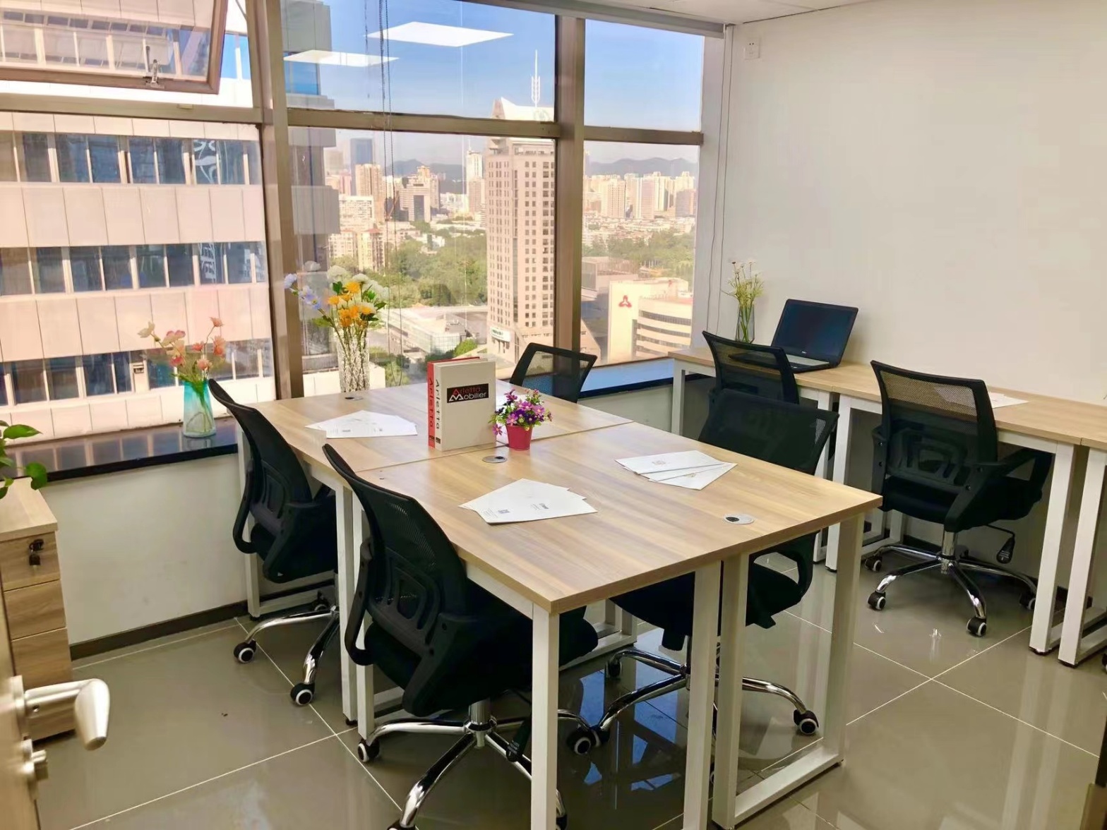 【创富港（金丰城大厦A座(22楼)  8人会议室】深圳办公场地租赁_联合办公租赁