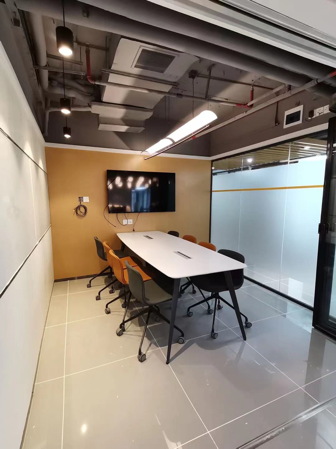 【创富港（金丰城大厦A座(22楼)  8人会议室】深圳办公场地租赁_联合办公租赁