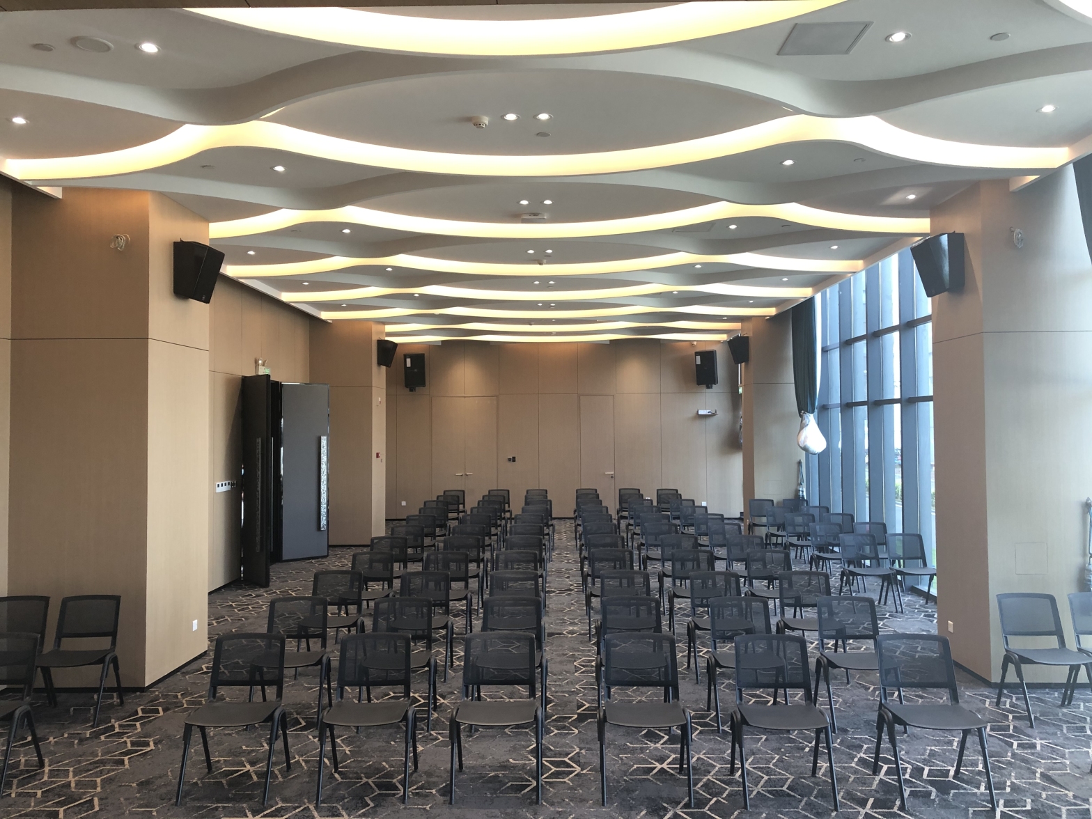 【侨光商业中心130人多功能会议路演厅】珠海办公场地租赁_联合办公租赁
