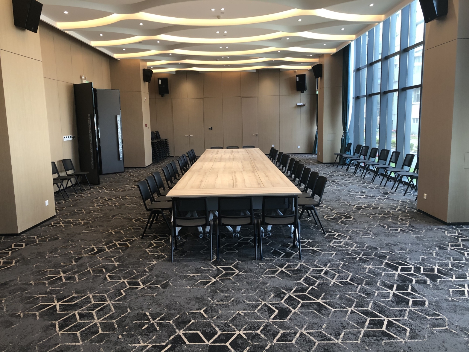 【侨光商业中心130人多功能会议路演厅】珠海办公场地租赁_联合办公租赁
