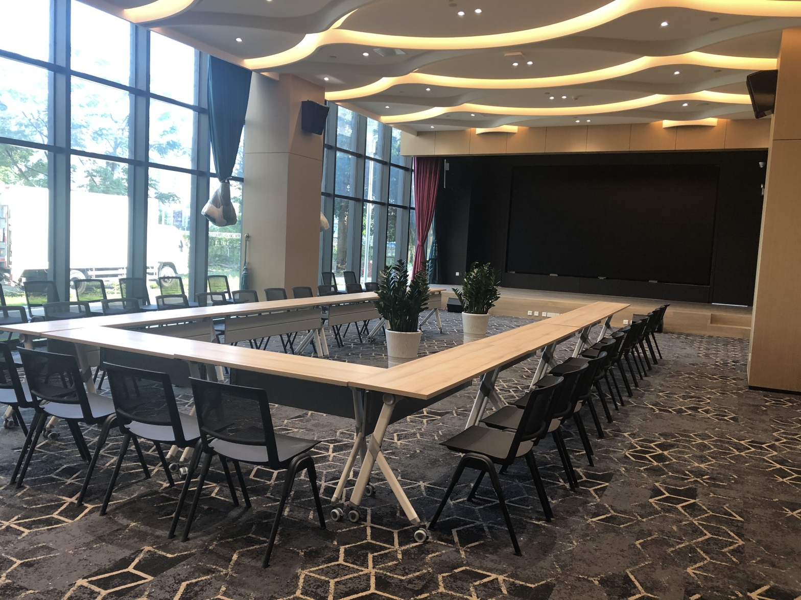【侨光商业中心130人多功能会议路演厅】珠海办公场地租赁_联合办公租赁