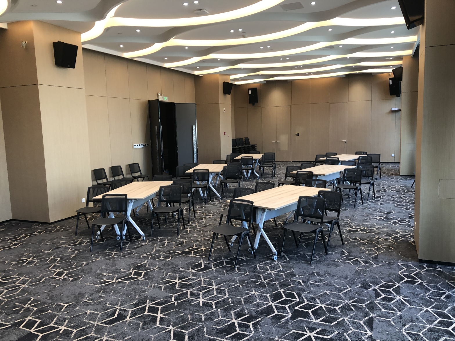【侨光商业中心130人多功能会议路演厅】珠海办公场地租赁_联合办公租赁