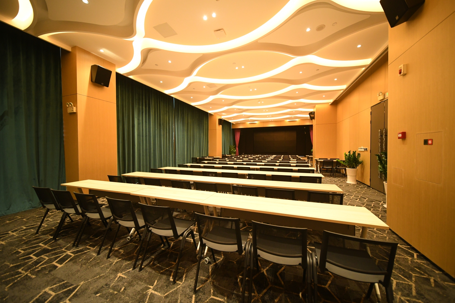 【侨光商业中心130人多功能会议路演厅】珠海办公场地租赁_联合办公租赁