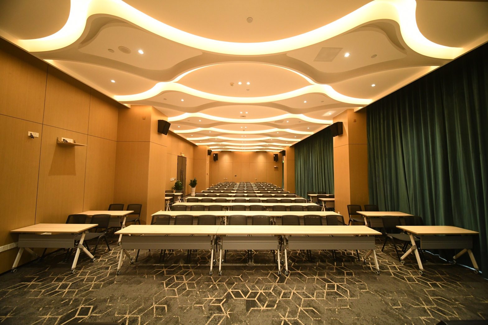 【侨光商业中心130人多功能会议路演厅】珠海办公场地租赁_联合办公租赁