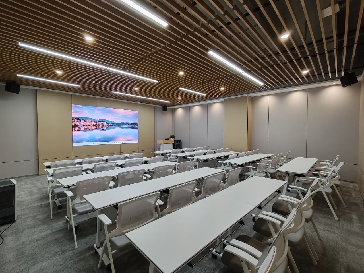 创富港（龙岗金利商业广场）二号会议室（4小时起订,可容纳40-50人） 创富港（龙岗金利商业广场） Shenzhen China|CPASS