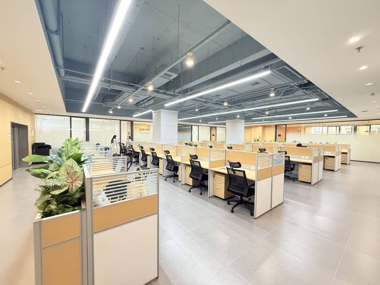 【创富港（龙岗金利商业广场）开放卡位480元/月】深圳办公场地租赁_联合办公租赁