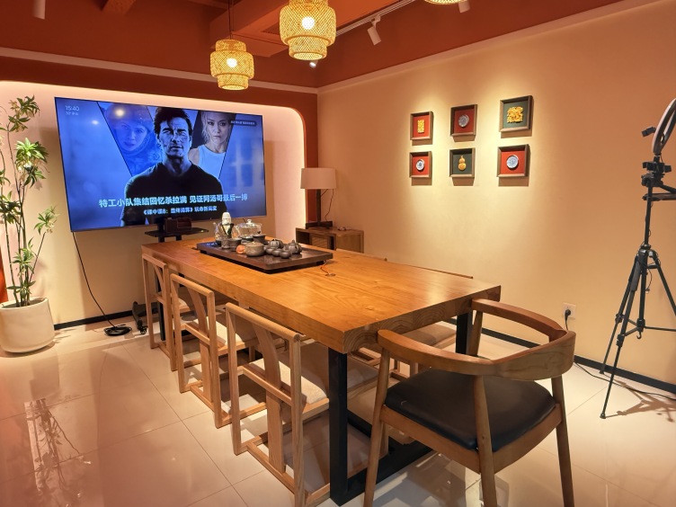 【创富港 （福田华融大厦）会议室（可容纳10人）】深圳办公场地租赁_联合办公租赁