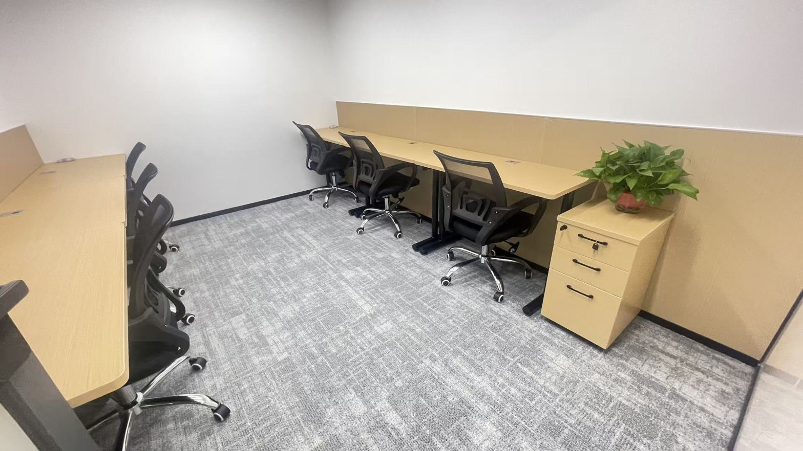 【创富港 （福田华融大厦）2-7人间办公室（费用全包）】深圳办公场地租赁_联合办公租赁