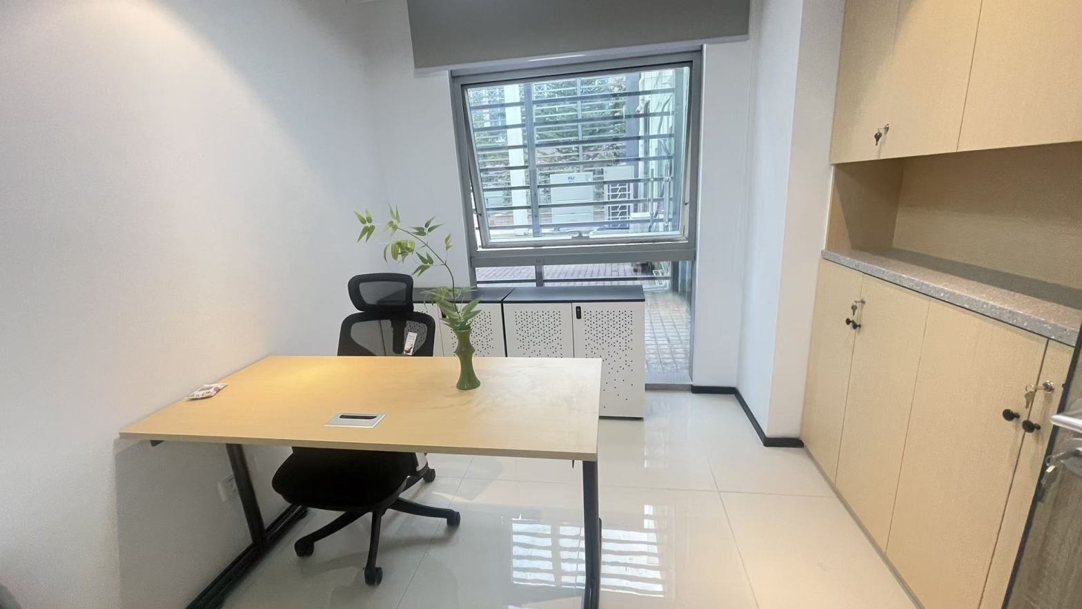 【创富港（荣汇花园）坂田1-8人间办公室】深圳办公场地租赁_联合办公租赁