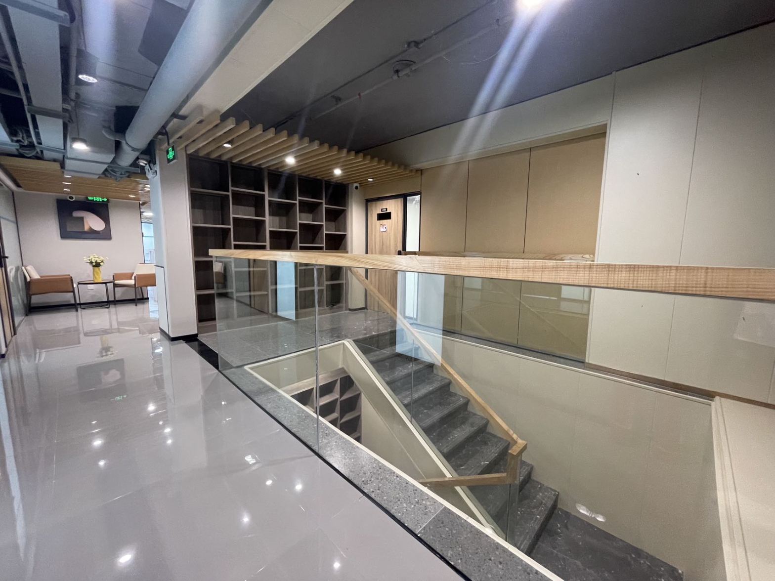 【创富港（荣汇花园）坂田1-8人间办公室】深圳办公场地租赁_联合办公租赁