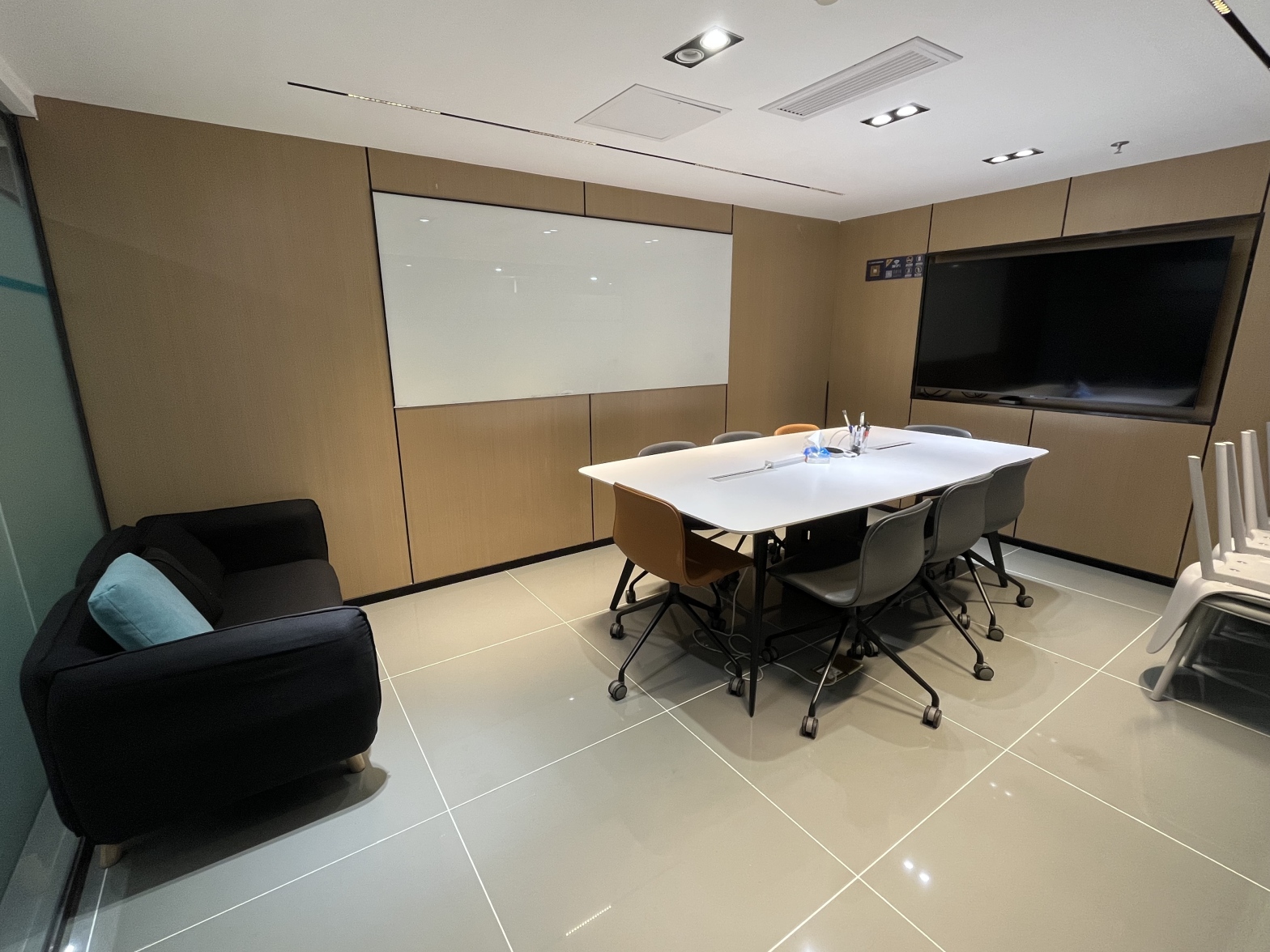 【创富港（荣汇花园）坂田1-8人间办公室】深圳办公场地租赁_联合办公租赁