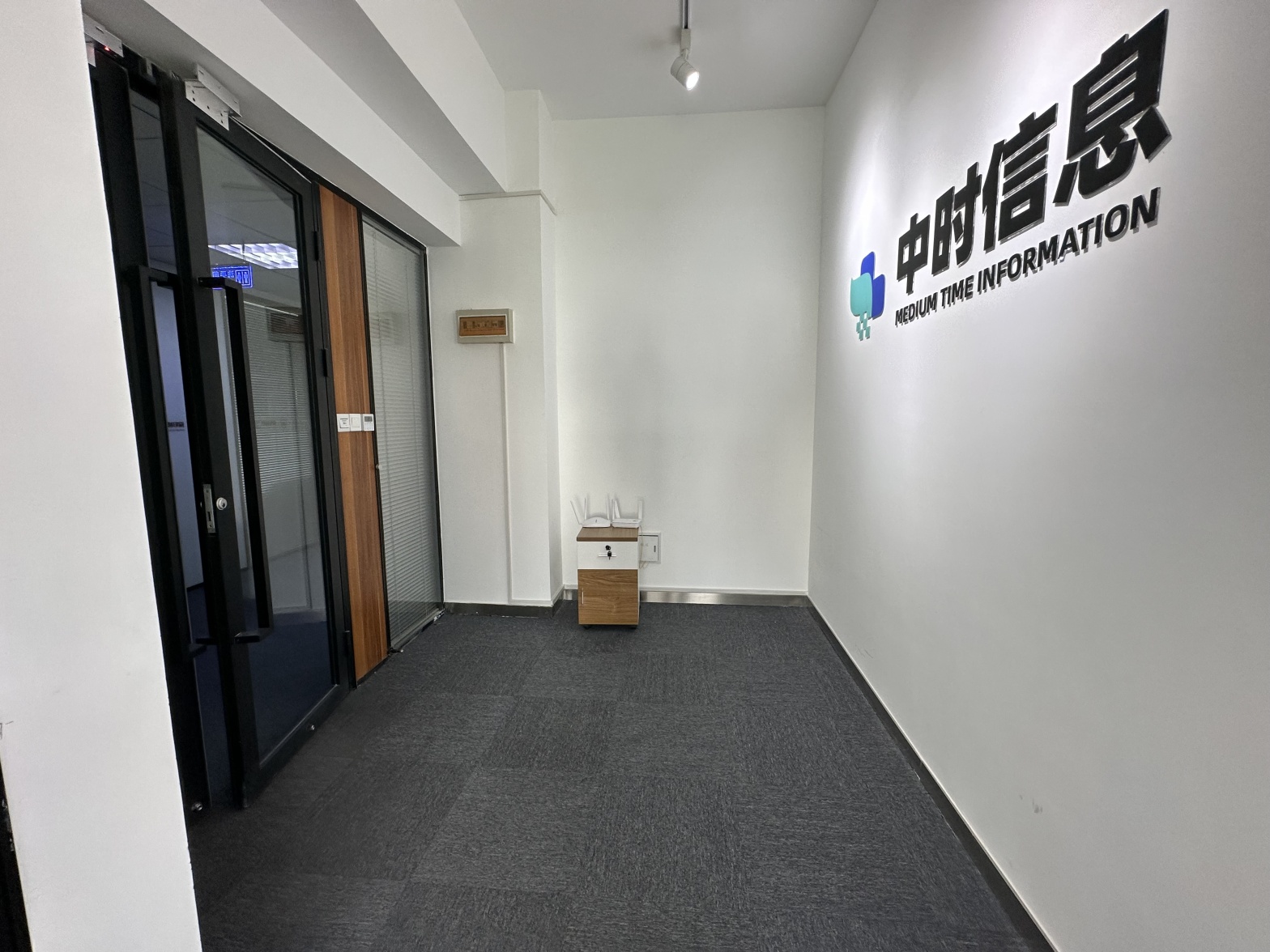 【西电孵化器12+人办公室】西安办公场地租赁_联合办公租赁